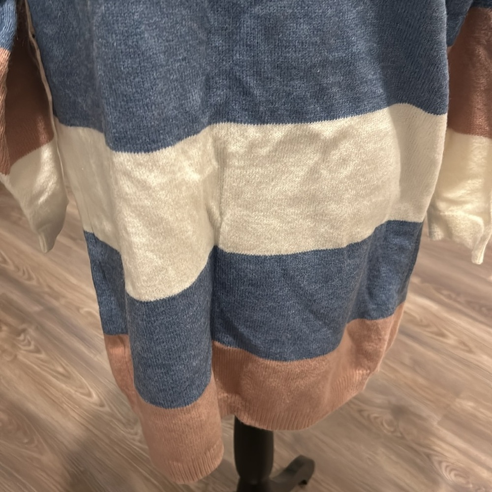 Sweaters - Picture 6 of 6